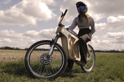 Vélo électrique en bois Electraply - Crédit photo : Evie Bee Designs