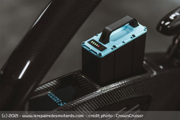 Le cadre monocoque intègre la batterie amovible et un charger sans fil de smartphone Le cadre monocoque intègre la batterie amovible et un charger sans fil de smartphone
