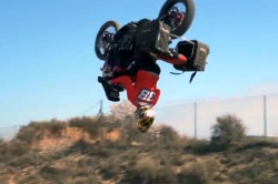 Vidéo : un backflip en Africa Twin