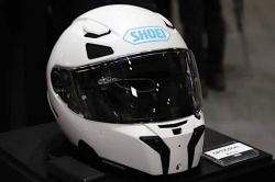 Shoei prépare un casque à HUD intégré