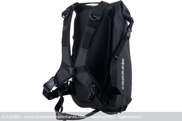 Le sac Alpinestars offre 23 litres de capacité de rangement Le sac Alpinestars offre 23 litres de capacité de rangement