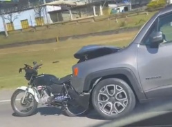 Il fuit avec une moto dans la calandre