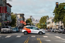 Le taxi autonome tente de fuir la police - Crédit photo : Cruise