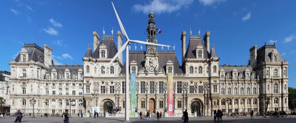 Une Eolienne sur la place de la mairie à Paris