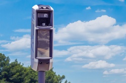 Un radar qui pousse à rouler plus vite - Crédit photo : DR