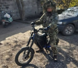 Les forces ukrainiennes optent pour des motos électriques