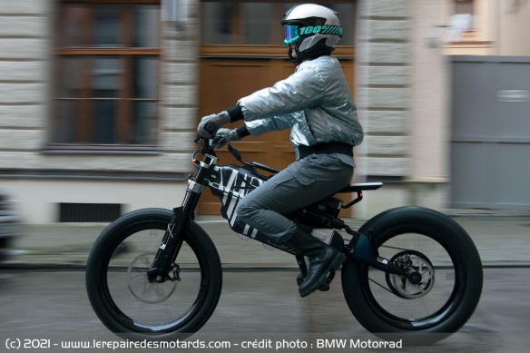 Le concept AMBY, entre la moto et le VAE Le concept AMBY, entre la moto et le VAE