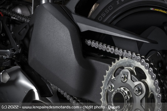 L'axe du bras oscillant a été relevé de 4 mm L'axe du bras oscillant a été relevé de 4 mm