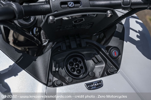 Le trail embarque un chargeur de 6,6 kW
