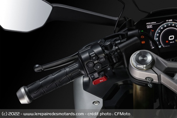 Les commodos de la CFMoto 450 SR