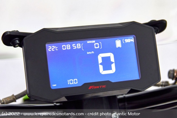 Ici aussi le compteur TFT est connecté Ici aussi le compteur TFT est connecté