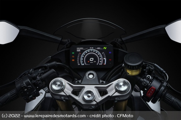 Le compteur TFT de 5 pouces de la CFMoto 450 SR