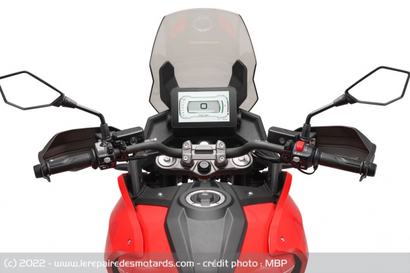 La moto se dote également de plusieurs fonctions connectées La moto se dote également de plusieurs fonctions connectées