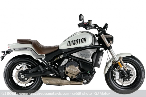 Le moteur bicylindre est repris du roadster SRK 700