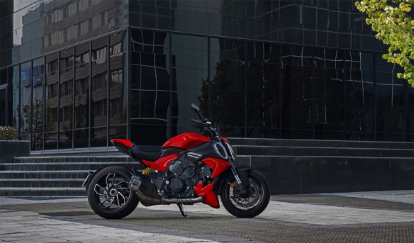 Power cruiser Ducati Diavel V4
