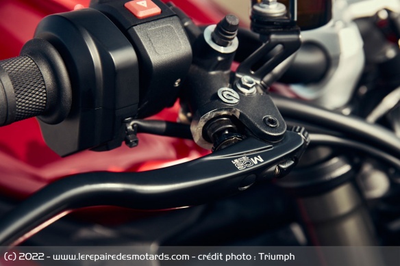 On retrouve des étriers Stylema et un maitre cylindre radial Brembo