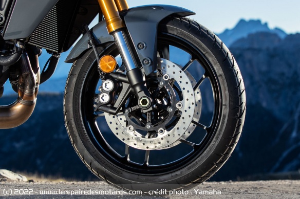 La Tracer 9 GT+ est la première moto à proposer un freinage unifié UBS