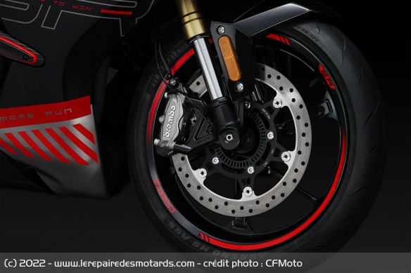 Le frein avant Brembo de la CFMoto 450 SR
