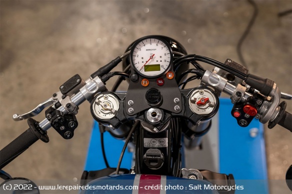 Avec ses guidons bracelets, la Two Stroke présente une position de pilotage assez sportive Avec ses guidons bracelets, la Two Stroke présente une position de pilotage assez sportive