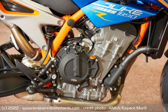 La 890R se pare de carter texturés et contrastés
