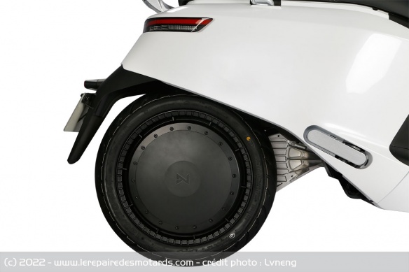 Le moteur permet d'atteindre 90 km/h Le moteur permet d'atteindre 90 km/h