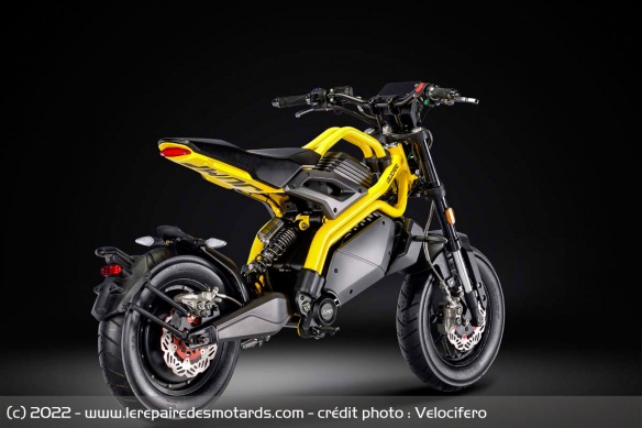 Equivalent 125, cette moto affiche 90 kg sur la balance Equivalent 125, cette moto affiche 90 kg sur la balance