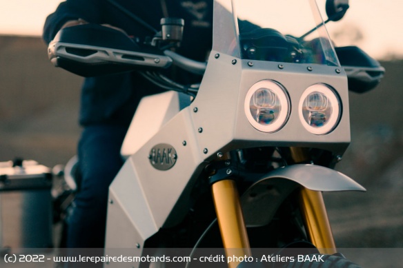 L'habillage en aluminium brossé confère à la moto un style très différent L'habillage en aluminium brossé confère à la moto un style très différent