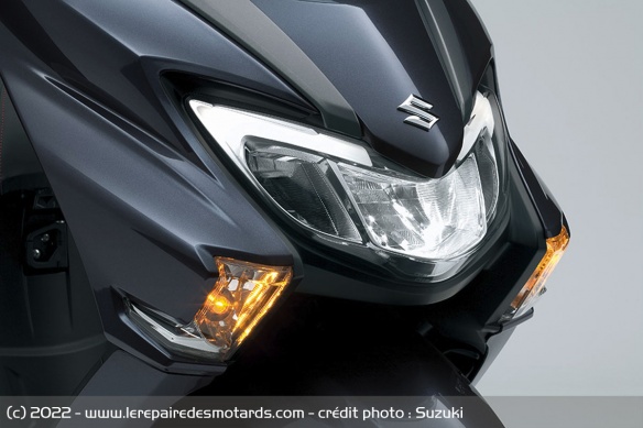 Le Street 125EX introduit un nouveau design plus sportif du Burgman Le Street 125EX introduit un nouveau design plus sportif du Burgman