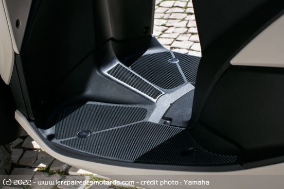Le plancher plat offre un peu plus d'espace au pilote