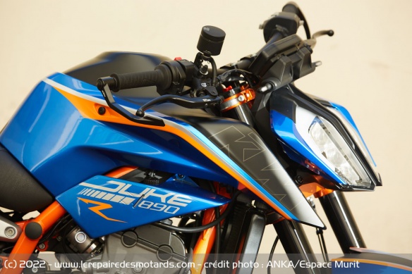 La 890R arbore une peinture personnalisée bleue brillante et noire mate