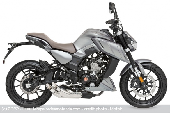 La 400 reprend en grande partie le design de la Motobi DL 125 de 2021 La 400 reprend en grande partie le design de la Motobi DL 125 de 2021