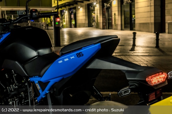 Le roadster conserve une bonne place pour le passager
