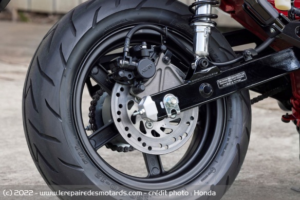 Roue arrière du Honda ST125 Dax