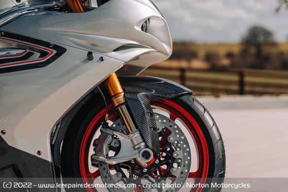 La V4SV s'appuie sur Brembo et Öhlins pour son freinage et sa suspension La V4SV s'appuie sur Brembo et Öhlins pour son freinage et sa suspension