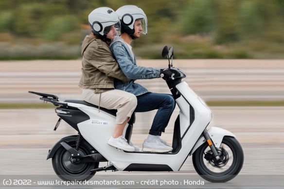 L'EM1 e est un cyclo électrique pensé pour les jeunes urbains L'EM1 e est un cyclo électrique pensé pour les jeunes urbains