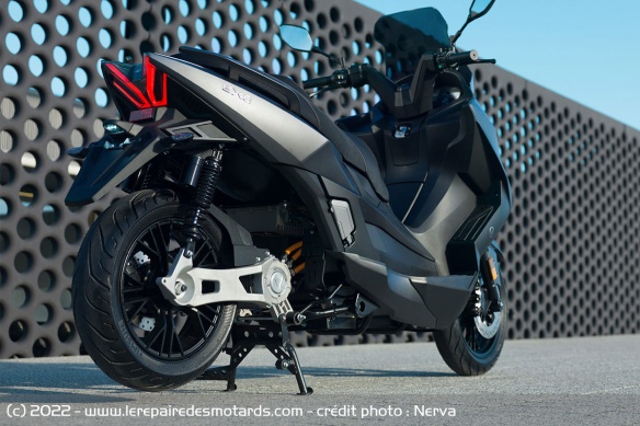 Le scooter est annoncé à 3.380 euros, mais bonus déduit et sans batterie Le scooter est annoncé à 3.380 euros, mais bonus déduit et sans batterie
