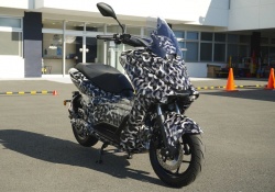 Le scooter électrique Yamaha E01 se montre