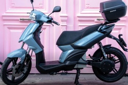 Le scooter électrique à batterie échangeables passe au 125