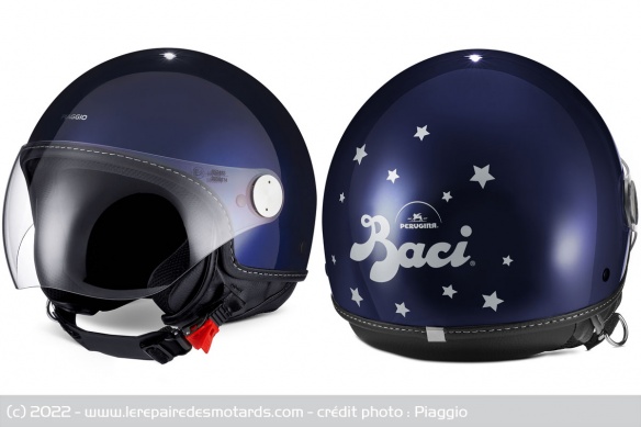 Le scooter s'accompagne d'un casque jet assorti Le scooter s'accompagne d'un casque jet assorti