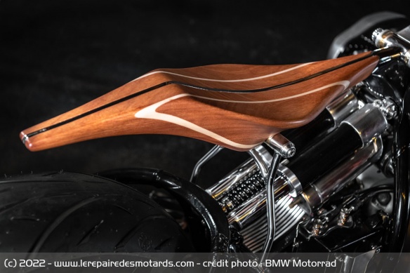 La selle en acajou de la BMW R18 Magnifica