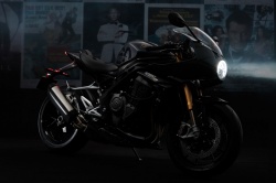 Sportive Triumph Speed Triple 1200 RR Bond Edition
