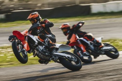 Supermotard KTM 450 SMR 2023 - Crédit photo : Philip Platzer