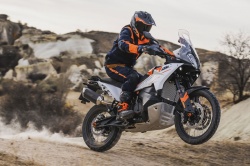 Trail KTM 790 Adventure - Crédit photo : Philip Platzer