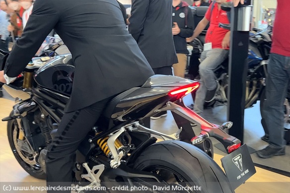 La Triumph Speed Triple 1200 RR Bond Edition en vrai