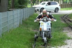 Record mondial pour une Vespa montée sur rails