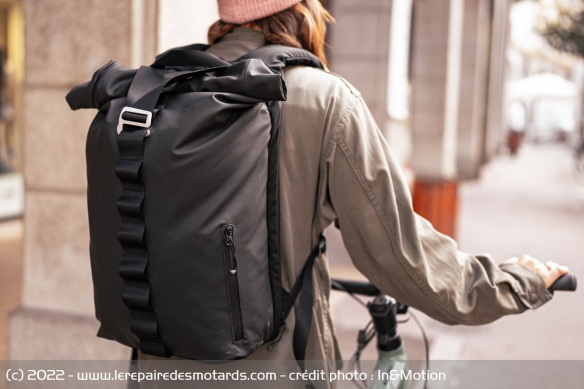 En plus de la protection airbag, le sac offre 18 litres de capacité de rangement En plus de la protection airbag, le sac offre 18 litres de capacité de rangement