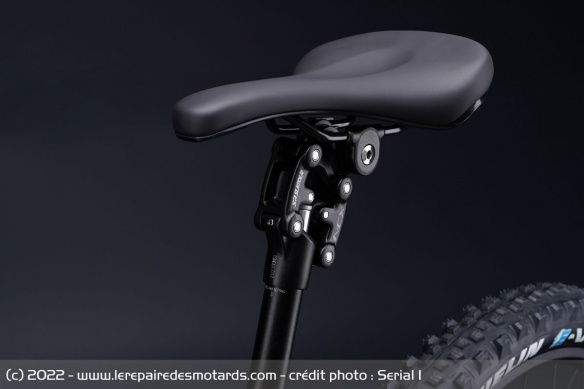 Pas de suspensions sur le BASH/MTN qui mise sur sa selle pour amortir les chocs Pas de suspensions sur le BASH/MTN qui mise sur sa selle pour amortir les chocs