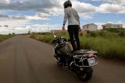 Un motard debout sur sa BMW R1250GS