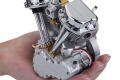Un V Twin Panhead poche à essence