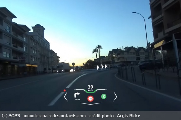 L'Aegis Rider se différencie par l'intégration de la réalité augmentée